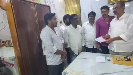 తాడేపల్లిగూడెం: కుంచనపల్లిలో రాపాక అచ్చయ్య బాబు విద్యుత్ ఘాతంతో మృతి, వారి కుటుంబానికి రూ.8 లక్షల నగదును అందజేసిన ఎమ్మెల్యే శ్రీనివాస్