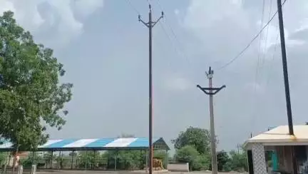 खातेगांव: खातेगांव में पब्लिक ऐप की खबर का हुआ असर, मंडी कैंपस में लगा नया विद्युत पोल