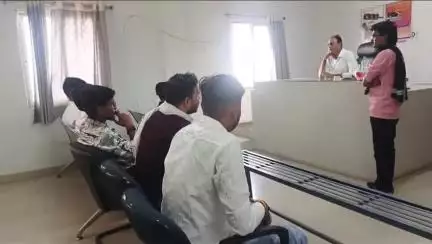पन्ना: जिला परिवहन कार्यालय में ज़िला परिवहन अधिकारी ने वाहन एजेंसी संचालकों के साथ की बैठक