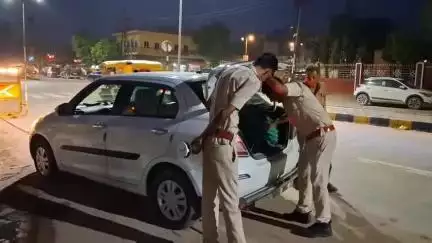 चूरू: पुलिस लाइन के पास सदर थाना के सामने पुलिस ने की नाकाबंदी, वाहनों की तलाशी ली, 10 वाहनों के काटे चालान