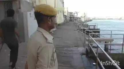 ખંભાળિયા: દ્વારકામાં ગોમતી નદીમાં અવાર નવાર ડૂબવાની ધટના સામે આવ્યા બાદ ગોમતી નદીમાં ન્હાવા પર પ્રતિબંધ