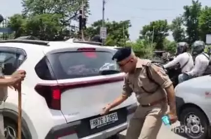 हरिद्वार: चारधाम यात्रा के चलते ज्वालापुर पुलिस ने दिल्ली NH पर हरिलोक तिराहे पर बाहरी राज्यों से आ रहे वाहनों की की चेकिंग