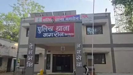 बटियागढ़: भगवती मानव कल्याण संगठन के कार्यकर्ताओं ने मगरोंन थाना पुलिस पर  शराब मामले में पुलिस पर FIR दर्ज न करने का लगाया आरोप