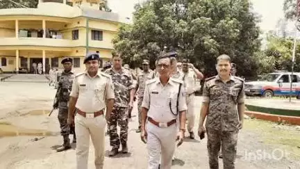 पोड़ैयाहाट: बकरीद पर कानून व्यवस्था बनाए रखने के लिए पोड़ैयाहाट थाना क्षेत्र के कई गांवों में पुलिस ने की गश्त