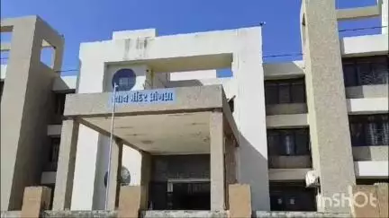 ધ્રાંગધ્રા: વકીલો દ્વારા વડોદરા ખાતે વકીલ પર થયેલ હુમલા ને વખોડી ને વકીલો દ્વારા કાળી પટી ધારણ કરી વીરોધ નોંધાવ્યો