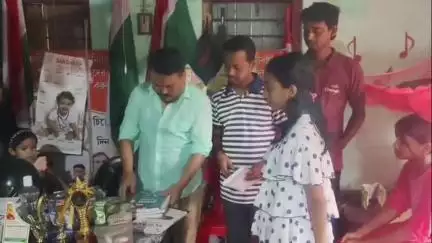 কৈলাশহর: কৈলাসহর কাউলিকুড়া ৪ নং ওয়ার্ডের পঞ্চায়েত সদস্য দুস্ত পরিবারের ছাত্রছাত্রীদের হাতে বিনামূল্যে পুস্তক তুলে দেন