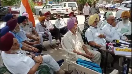 ਐਸਏਐਸ ਨਗਰ ਮੁਹਾਲੀ: ਮੋਹਾਲੀ ਦੇ ਐਕਸ ਸਰਵਿਸਮੈਨ ਗਰ ਨੇ ਪੈਸ਼ਨ ਦੇ ਮੁੱਦੇ ਤੇ ਮੁਹਾਲੀ ਫੇਸ ਚਾਰ ਵਿਖੇ ਕੀਤੀ ਪ੍ਰੈਸ ਕਾਨਫਰੰਸ