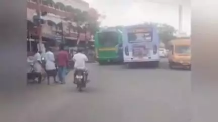 அருப்புக்கோட்டை: புதிய பேருந்து நிலையம் எதிரே அரசு பேருந்து படிக்கட்டில் தொங்கிய நிலையில் சென்ற மாணவர் தவறி விழுந்து விபத்து