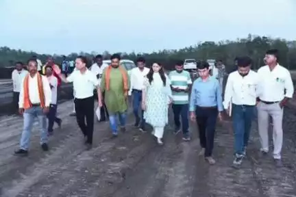 पंडरिया: ग्राम बरोदाखुर्द में जलाशय योजना के तहत चल रहे बांध निर्माण कार्य का विधायक भावना बोहरा ने किया निरीक्षण