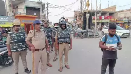 नौतनवा: नौतनवा कस्बे के गांधी चौक पर ड्रोन कैमरे से रखी जा रही नजर, त्यौहार में खलल डालने वालों पर होगी कड़ी कार्रवाई