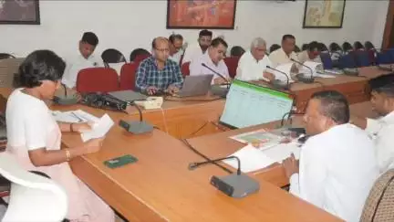 सिवनी: DM ने कलेक्ट्रेट में कृषि विभाग की समीक्षा बैठक ली, अधिकारियों को दिए आवश्यक निर्देश