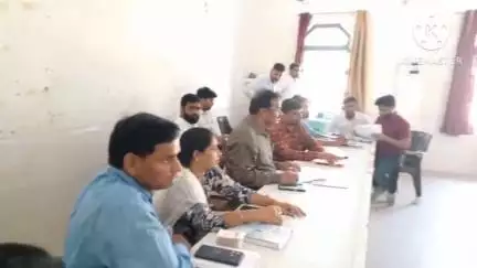 अमरिया: अमरिया ब्लॉक सभागार में फैमिली आईडी योजना की समीक्षा बैठक, बीडीओ ने पंचायत सहायकों को कार्य में तेजी लाने के दिए निर्देश