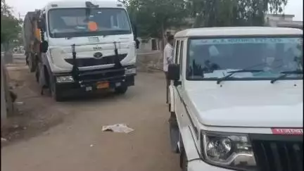 इंद्रगढ़: लाखेरी में माइनिंग विभाग और पुलिस ने संयुक्त कार्रवाई, अवैध बजरी से भरे ट्रेलर को किया ज़ब्त, 2 डम्पर फरार