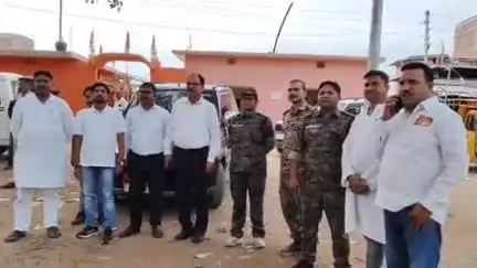 पांकी: पांकी और पिपरा टांड़ थाना क्षेत्र में प्रशासनिक अधिकारियों ने जनप्रतिनिधियों के साथ निकाला फ्लैग मार्च
