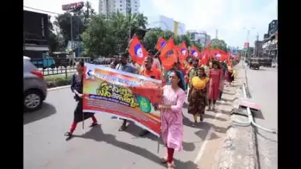ഹൊസ്ദുർഗ്: ബി.എം.എസിന്റെ നേതൃത്വത്തിൽ കാഞ്ഞങ്ങാട് പഴയ ബസ് സ്റ്റാൻഡിലേക്ക് മാർച്ചും ധർണയും നടത്തി