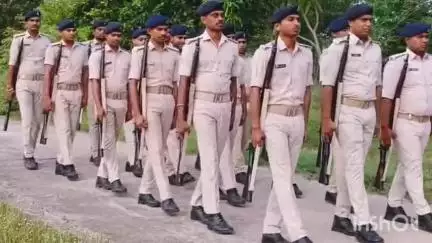 लखीसराय: नया बाजार पुलिस लाइन परिसर में कराया गया परेड का अभ्यास