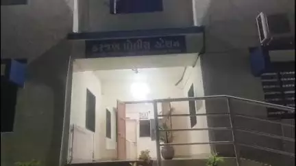 કરજણ: છ માસથી નાસતા ફરતા આરોપીને વડોદરા ગ્રામ્ય જિલ્લા પેરોલ ફ્લો સ્કોર્ડે  મહેસાણાથી હસ્તગત કરી કરજનપોલીસને સોપ્યો.
