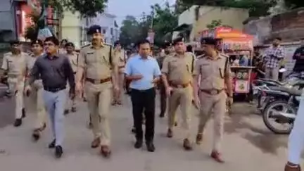 जगदीशपुर: बकरीद को लेकर जिलाधिकारी डॉ. नवल किशोर चौधरी और SSP हृदय कैंट के नेतृत्व में फ्लैग मार्च