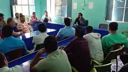 छपरा: प्रखंड कार्यालय के सभागार में जनवितरण प्रणाली दुकानदारों की बैठक आयोजित