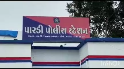 પારડી: પારડી ચાર રસ્તા પાસેથી પોલીસે આઇ-20 કારમાંથી 54 બોટલ વિદેશી દારૂ ઝડપી પાડ્યો