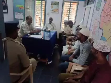 రోళ్ల మండలంలో తహసిల్దార్ షేక్షావలి ప్రభుత్వ అధికారులతో శుక్రవారం సమావేశం నిర్వహించారు.