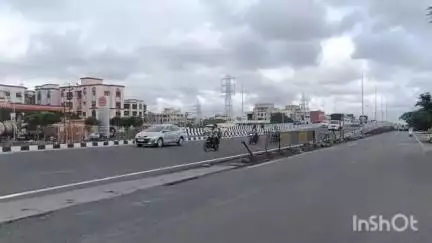 પારડી: ઉદવાડા હાઇવે બ્રિજ પરથી દારૂ ભરેલી કાર ઝડપાઇ, કુલ. 1.34 લાખનો મુદ્દામાલ કબજે કરાયો