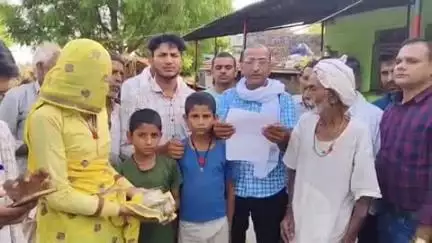 मण्डरायल: कैमोखरी में कैंसर से सुरेश मीना का निधन, सोशल मीडिया से ₹187120 मृतक की पत्नी विधवा मनीषा मीना को सौंपे गए