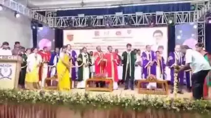 பெருந்துறை: அரசு மருத்துவக் கல்லூரி வளாகத்தில் 98 மாணவ மாணவிகளுக்கு பட்டங்கள் வழங்கியும் 15 புதிய பணிகளுக்கு அடிக்கல் நாட்டினார் அமைச்சர்கள்