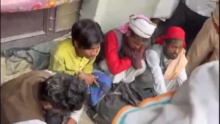धनौरा: भिखारी बनकर चार लोग गांव शहबाजपुर डोर में पहुंचे, महिला से ठगी की कोशिश, लोगों ने पकड़कर की धुनाई