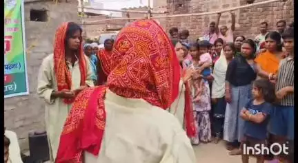 काशी चक: काशीचक में रेलवे स्टेशन के समीप नुक्कड़ नाटक के माध्यम से लोगों को जागरूक किया गया, योजनाओं की दी गई जानकारी