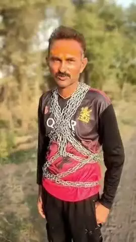 જામનગર શહેર: જામનનગરનો જબરો RCB નો ફેન...શરીર પર સાંકળ બાંધી યોજી પદયાત્રા