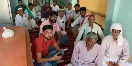 बागपत: किसानों के घरों में छापेमारी कर बिजली चोरी का आरोप लगाकर वसूली के विरोध में BKU ने बागपत में धरना दिया