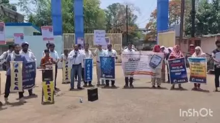 गुना नगर: स्मार्ट मीटर के खिलाफ बिजली उपभोक्ता सड़कों पर उतरे, विद्युत कंपनी के जिला कार्यालय पर किया प्रदर्शन