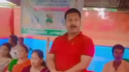কুমারগ্রাম: ডাঙ্গাপাড়ায় মুসলিম ধর্মাবলম্বীদের ঈদের শুভেচ্ছা জানিয়ে উপহার সামগ্রী তুলে দিলেন তৃণমূল নেতৃত্ব