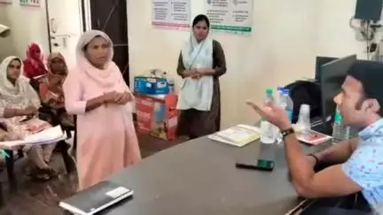 शामली: फतेहपुर में चौपाल में लापरवाही पर DM हुए सख्त, बीडीओ व एडीओ पंचायत का वेतन रोका, सचिव को निलंबित किया गया