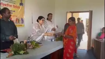 कुकड़ू: कुकड़ू प्रखंड सभागार पहुंचीं विधायक इचागढ़, 43 दिव्यांगजनों को दिए सहायक उपकरण