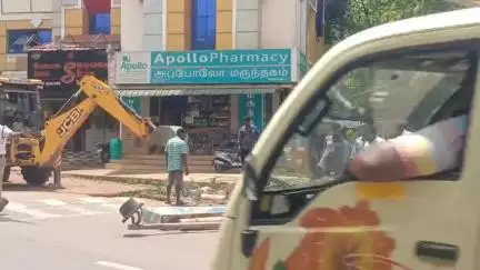 காரைக்குடி: செக்காலை சாலையில் ஆபத்தான முறையில் இருந்த சிக்னல் கம்பம் மற்றும் விளம்பர போர்டுகள் அகற்றம்