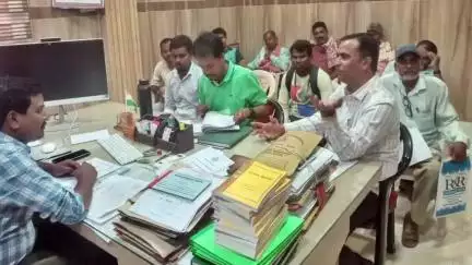 ଦିଗପହଣ୍ଡି: ଦିଗପହଣ୍ଡି ଜକରାପଲ୍ଲୀ ଗାଁର ସଡକ ନିର୍ମାଣ ନେଇ ଗ୍ରାମ୍ୟ ଉନ୍ନୟନ ବିଭାଗର ଅଧିକାରୀଙ୍କୁ ଭେଟିଲେ ଗ୍ରାମବାସୀ ।