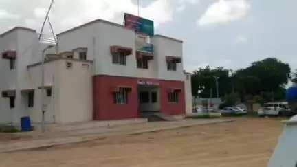 ગાંધીનગર: ચીલોડા રોડ પરથી CNG રિક્ષામાંથી 1.80 લાખનો વિદેશી દારૂ ઝડપાયો