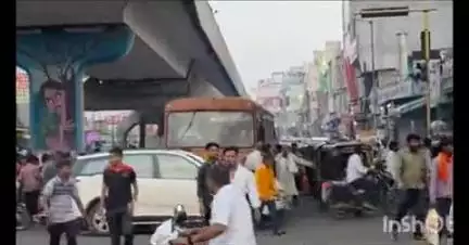 लातूर: लातूरच्या छत्रपती शिवाजी महाराज चौकात भीक मागणाऱ्या महिलेस एसटी बसने उडवले,महिला गंभीर जखमी
