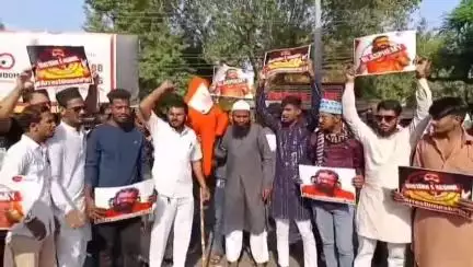 अकोला: बस स्टँड चौक येथे उमेशपुरी विरोधात जन सत्याग्रह संघटनेचा तीव्र निषेध, प्रतिकारात्मक पुतळा दहन