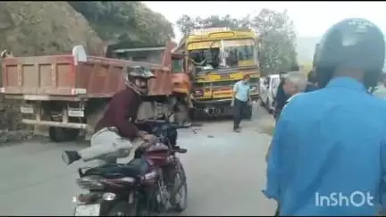 मंडी: मंडी कोटली एनएच पर बस और कार की ट्रक से हुई टक्कर