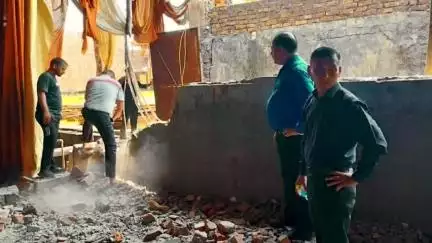 सहारनपुर: अम्बाला रोड स्थित एक होटल द्वारा नाले पर किए गए अतिक्रमण को निगम की जेसीबी ने ध्वस्त किया