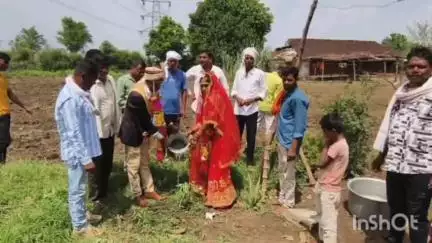 भीमपुर: ग्राम बटकी में 'मां के नाम' अभियान में नवविवाहित जोड़े ने लगाया लक्षमीतरू का पौधा, पर्यावरण संरक्षण का दिया संदेश