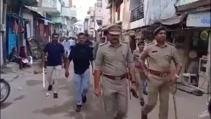ધોળકા: ધોળકામાં બકરી ઈદના તહેવાર સંદર્ભે પોલીસે કર્યું ફૂટ પેટ્રોલિંગ, Dysp પ્રકાશ પ્રજાપતિ ઉપસ્થિત રહ્યા