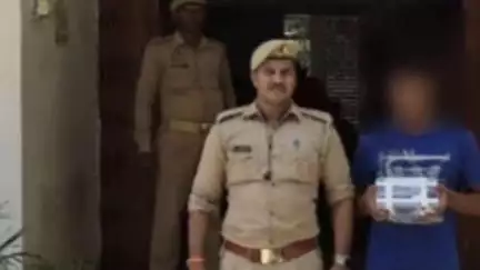 सोरांव: रानीगंज मार्केट तिराहा के पास से बैंक से निकल रही युवती पर फायरिंग करने वाले वांछित अभियुक्त को किया गया गिरफ्तार