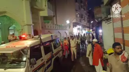 बकरी ईद की पूर्व संध्या पर नगर के प्रमुख मार्ग से पुलिस ने निकाला फ्लैग मार्च।