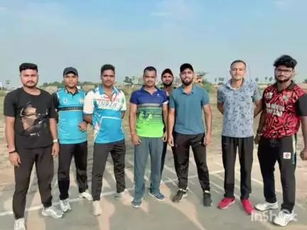 लखीसराय: नया बाजार ओझवा पोखर मैदान में प्रीमियर लीग की शुरुआत, पुलिस टीम ने खैरा को 43 रन से हराया
