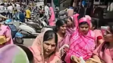 बाड़मेर: निर्जला एकादशी पर बाड़मेर में लोगों ने शरबत और आइसक्रीम के साथ बांटे तरबूज, हुआ धार्मिक आयोजन