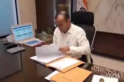 हरिद्वार: DM मयूर दीक्षित ने सभी SDM, तहसीलदार और राजस्व अधिकारियों को भूमि संबंधी मामलों में विशेष सतर्कता बरतने के दिए निर्देश